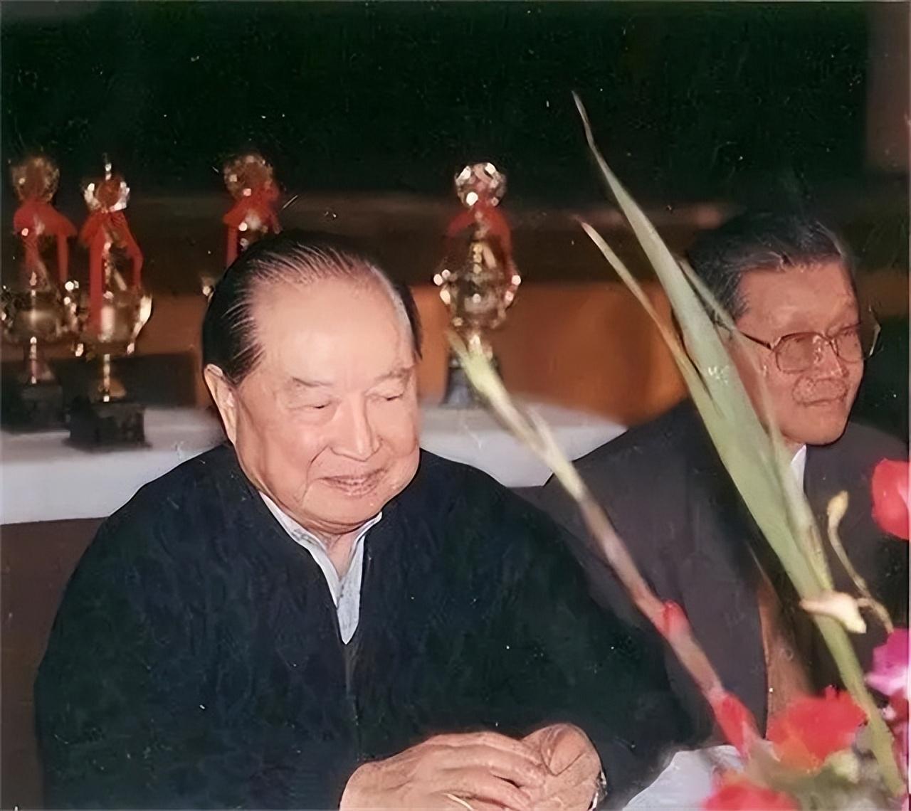 汪道涵墓碑掩藏的真相:儿子汪雨身世遭质疑,二任妻子