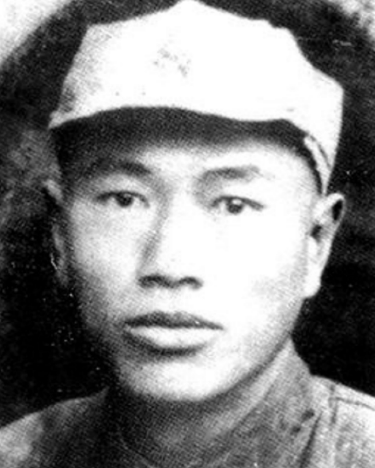 1949年小战士指着报纸这是我父亲连长别闹这可是兵团司令