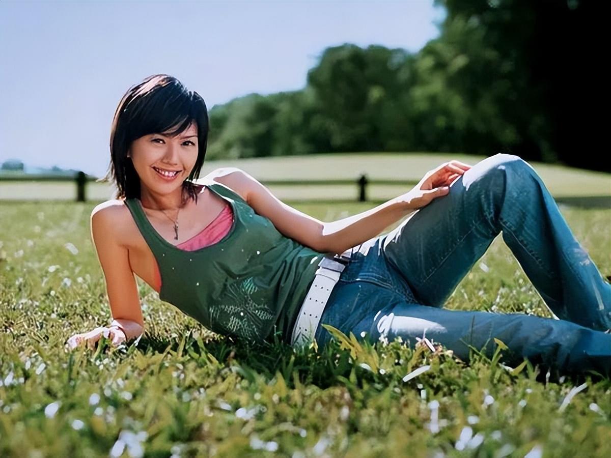 回顾歌手孙燕姿嫁普通丈夫婚后连生二胎一家四口其乐融融