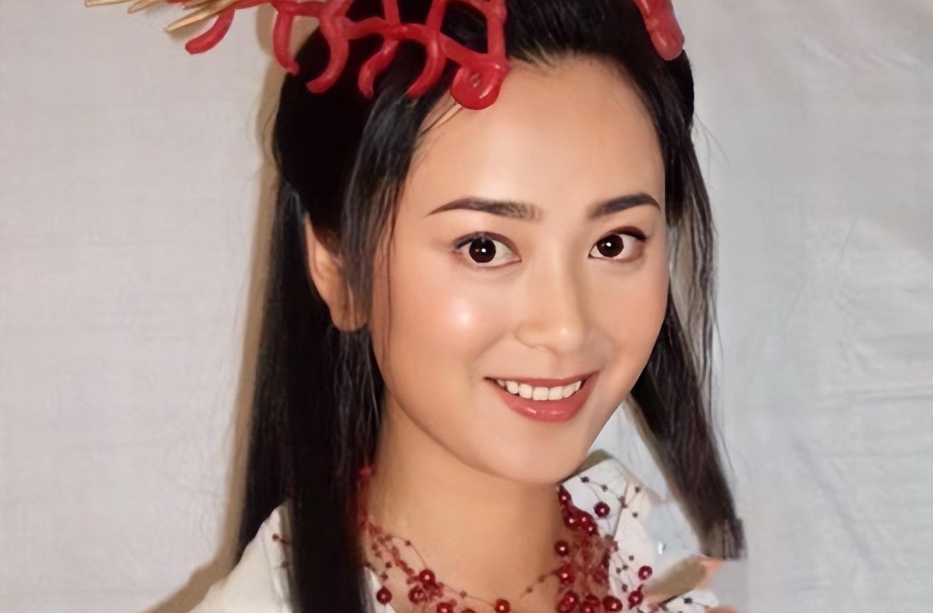 赵峥跟着剧组来到四川拍戏,在这里他发现有些居民会在石头上刻字.