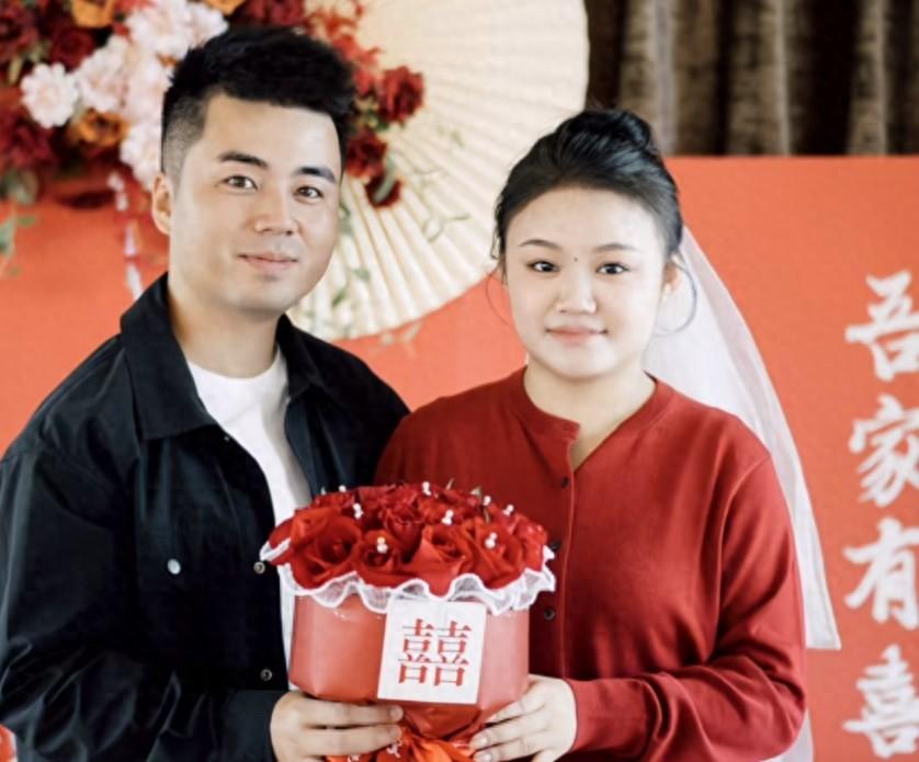 这名叫做花花的安徽姑娘,再婚嫁给了头婚的初恋男友李杰,男友还同意