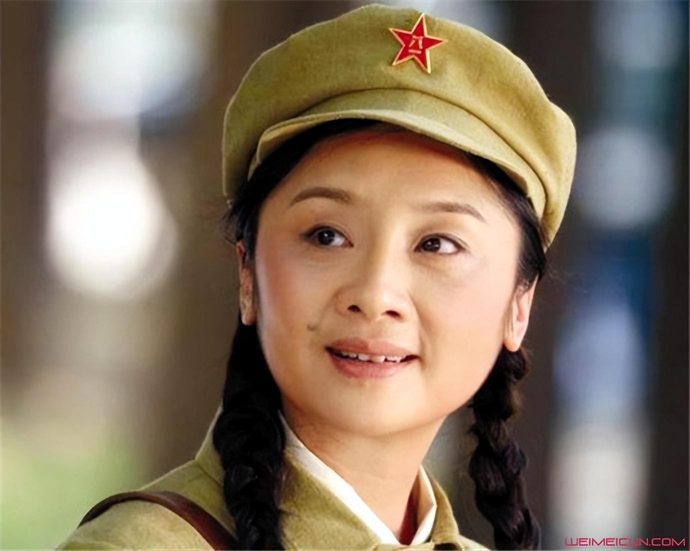 回顾唐静前夫和秦海璐结婚独自陪儿子长大如今的选择令人泪目