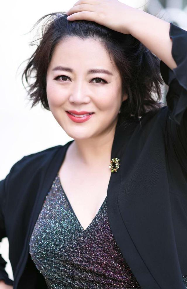 回顾王茜华分手后千里追夫45岁为小丈夫高龄生子现幸福吗