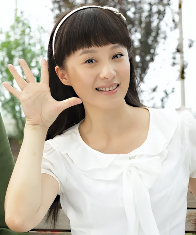 回顾演员徐露巅峰时退隐与名导结婚48岁和19岁女儿像姐妹