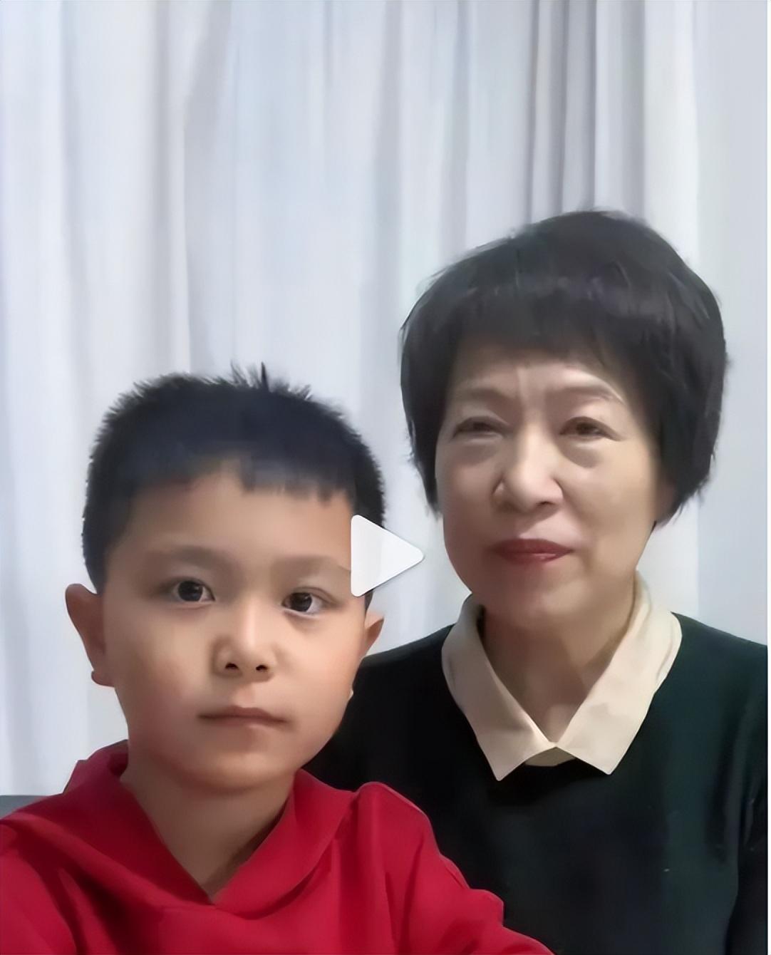 在奶奶何霞的健康引导下,孙儿王恒屹从一块完美无瑕的天然玉料,被雕琢