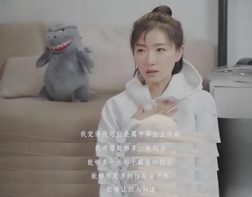 和易立竞的采访,也是让人看得尴尬,她在节目中进行吉他弹唱的表演时