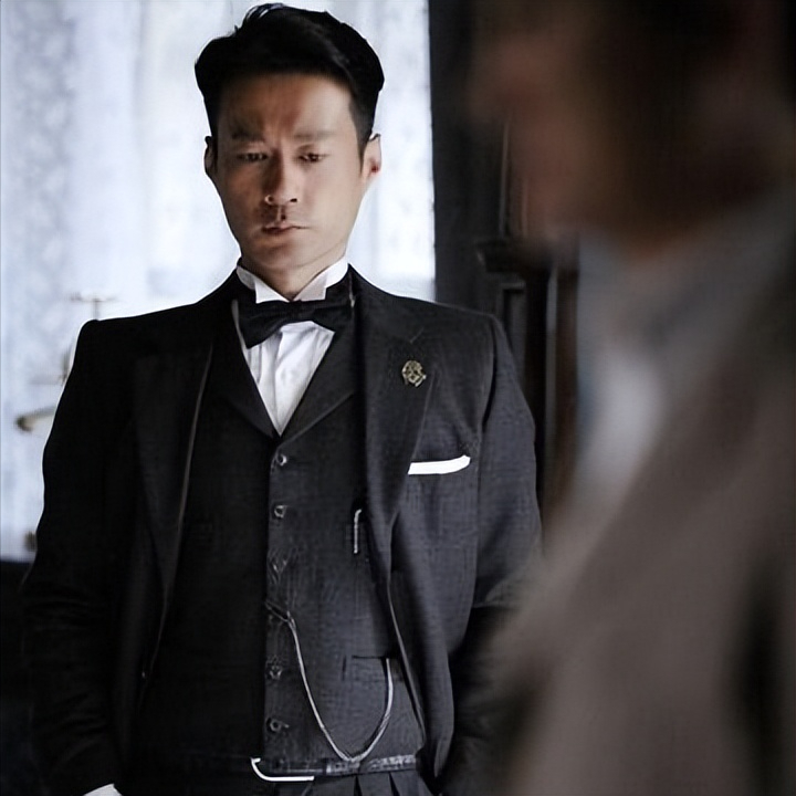 在《何以笙箫默》中,当谭凯饰演的应晖出现的那一刻,就连何以琛都显得