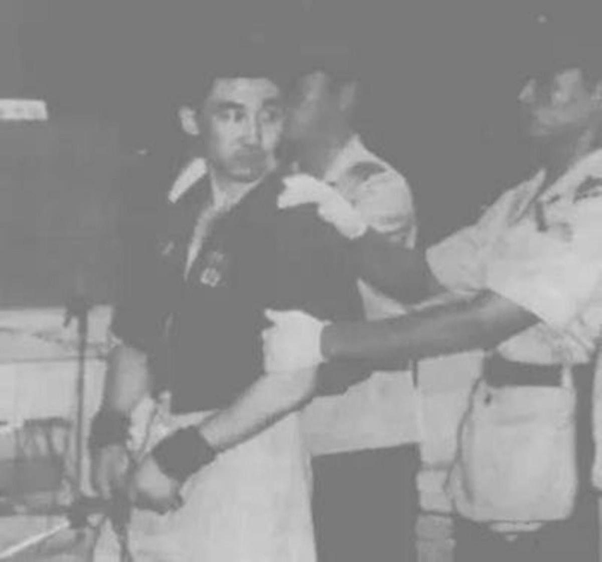 1998年长春黑老大梁旭东身穿警服被抓扬言两个月就能出去