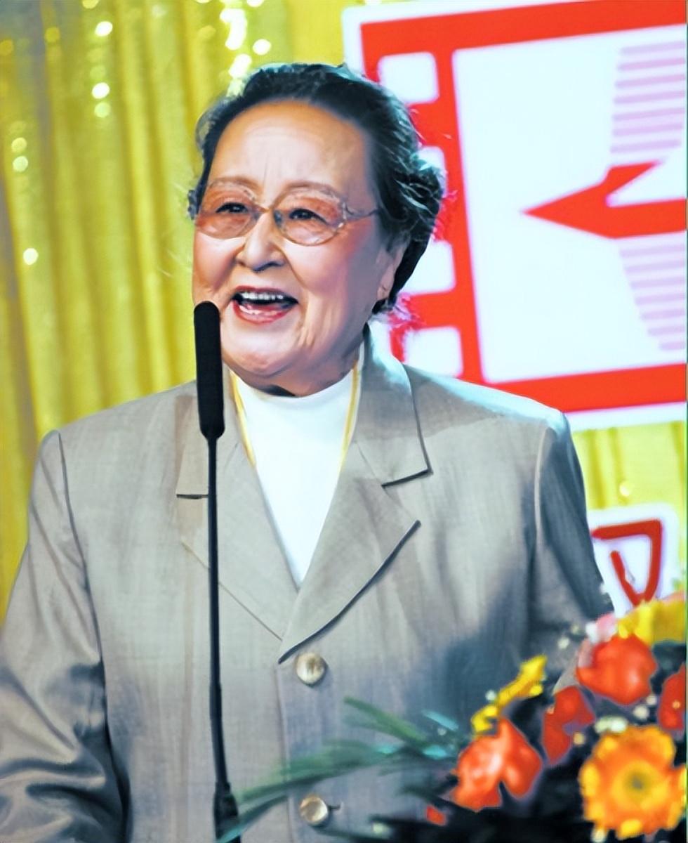 回顾著名演员凌元丧母丧夫又丧子晚年从不给儿女添负担