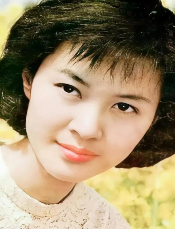 回顾演员方舒2婚2离独自抚养两个女儿20年今女儿是她的骄傲