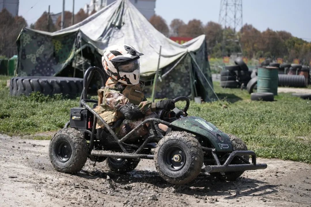 西点小勇士挑战营泥地卡丁车真人cs对战枪械拆解重组