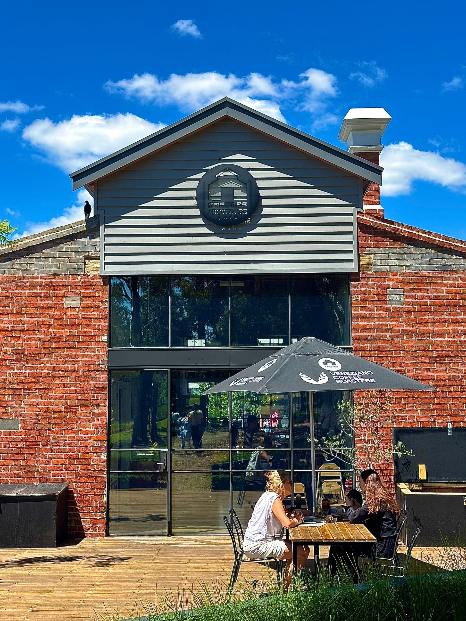 在 1886 年的马厩里吃 brunch 是一种什么体验