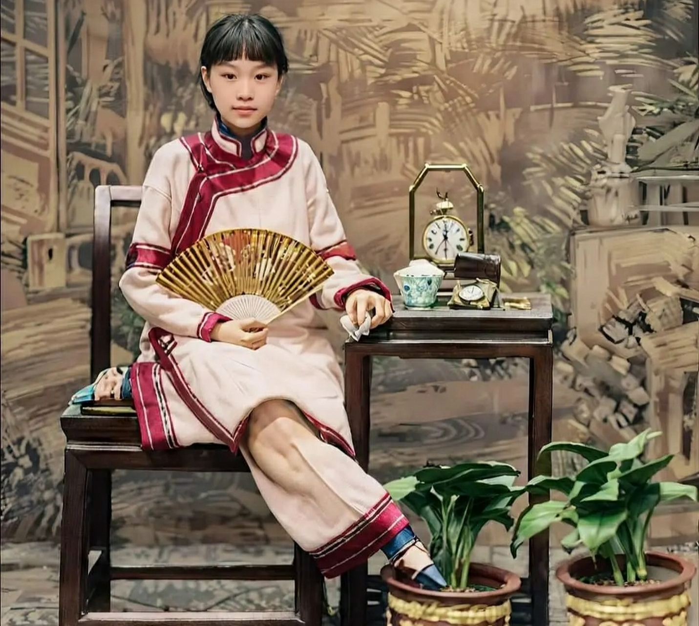这位容貌娇美,仪态端庄,衣着华丽的女子是清朝极为少见的美女.