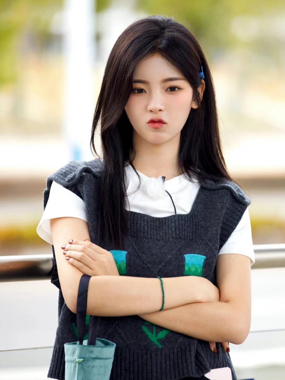 杨超越真的是当之无愧的穿搭女神94,她穿的这几件马甲都太适合她