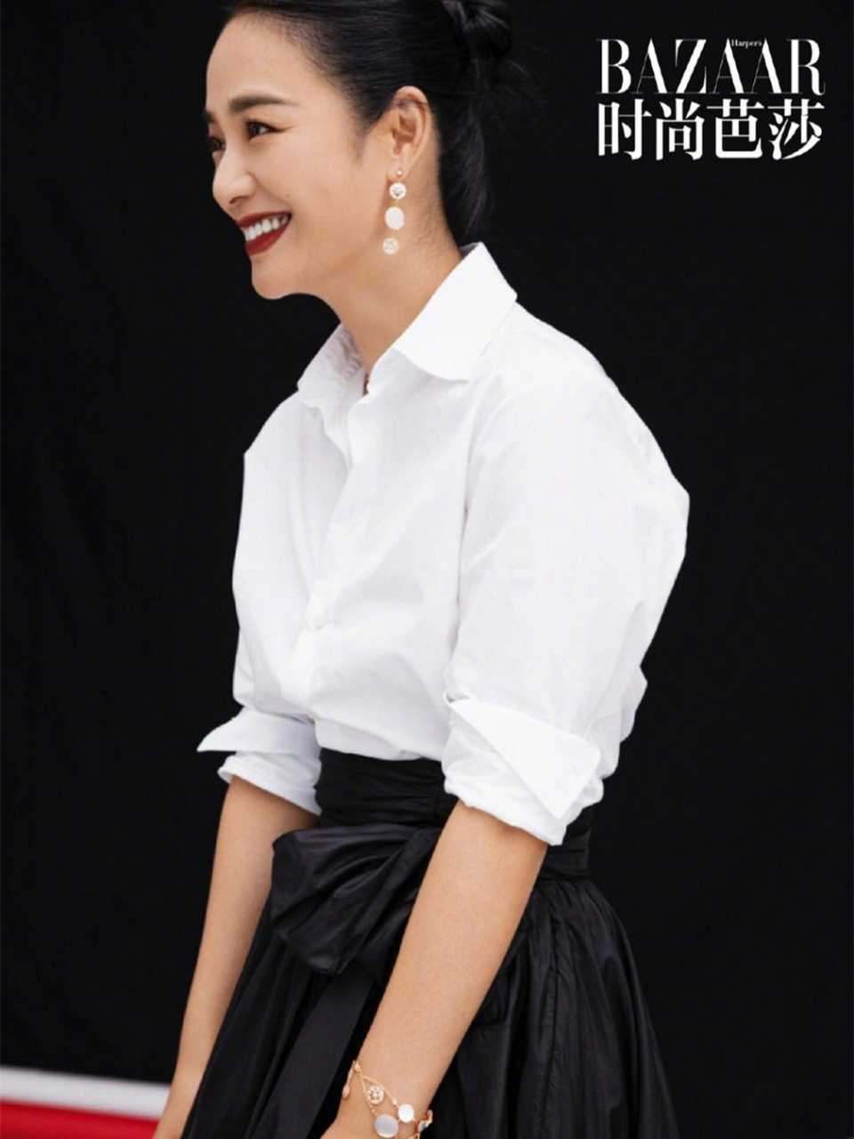 周韵登上时尚芭莎封面,东方韵味惊艳时光,美得不败岁月!