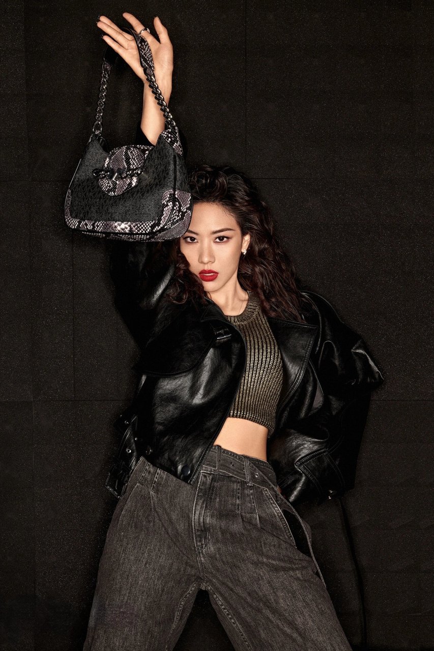 性感狂野的王霏霏,卷发红唇美艳动人  99看看这组照片中的王霏霏