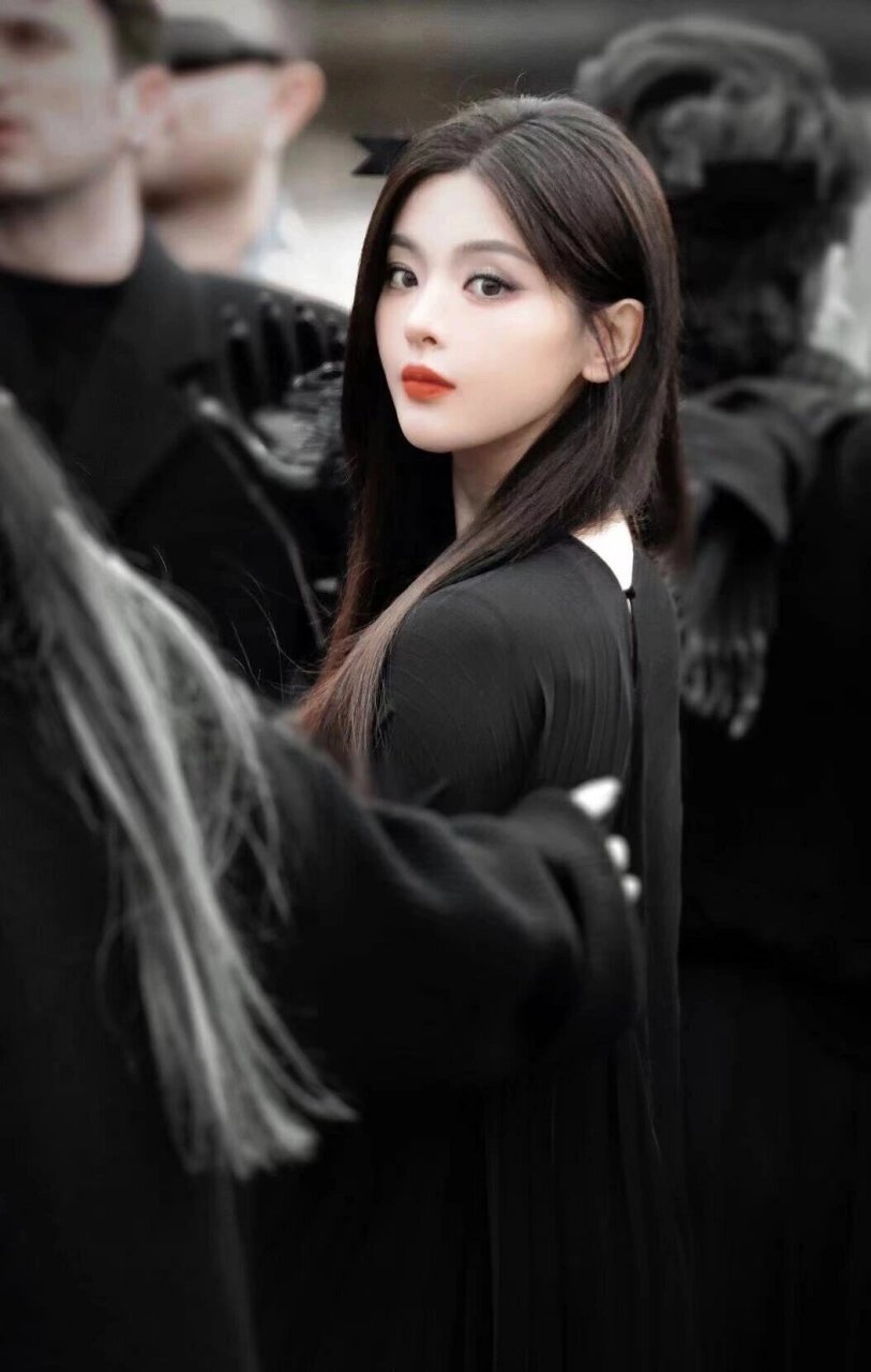 杨超越巴黎时尚周大片  这次的杨超越可谓是气场全开95!