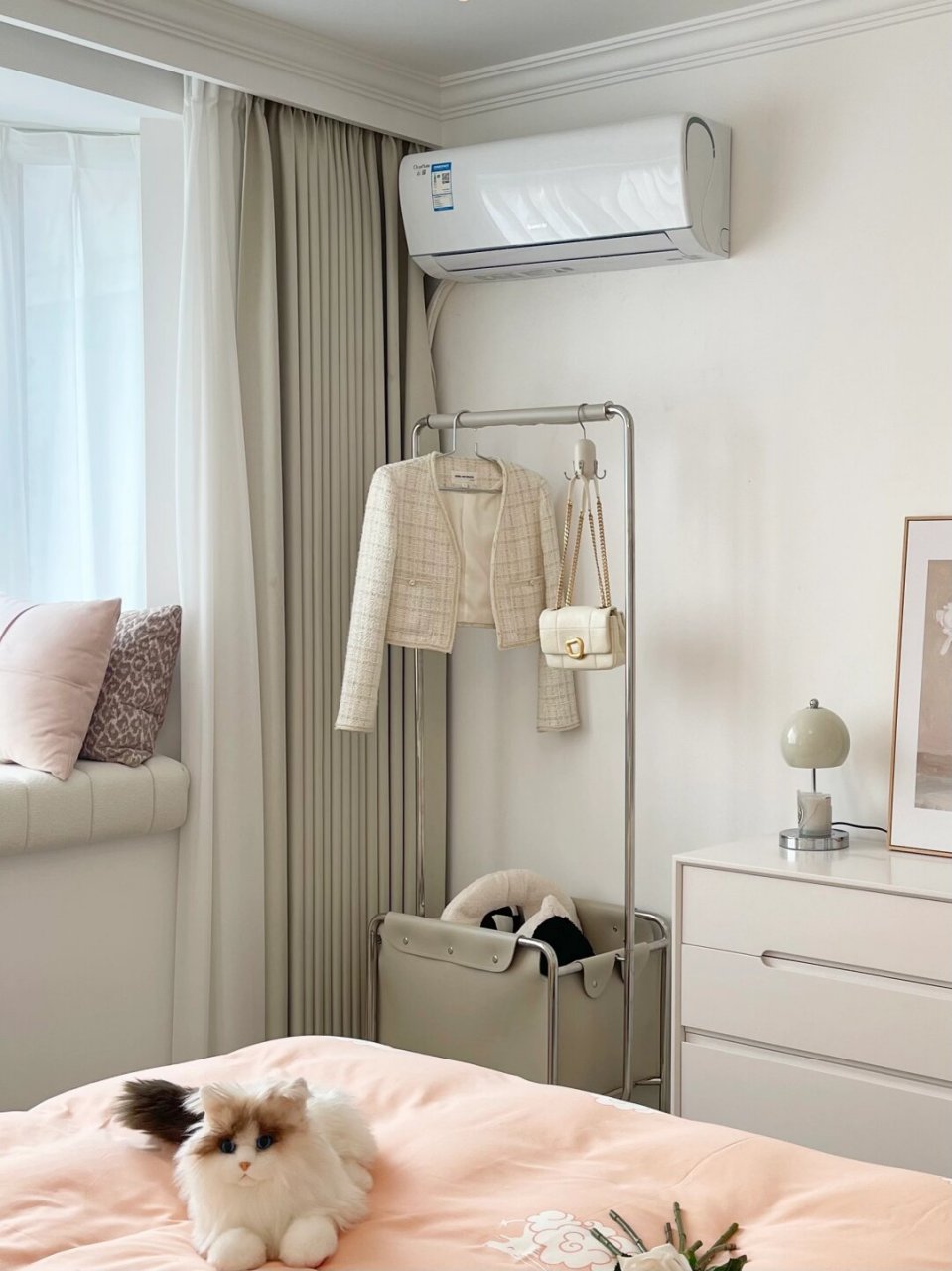 简单却舒服的13平小卧室  🏠💕 我的卧室可能不大,只有13平方米