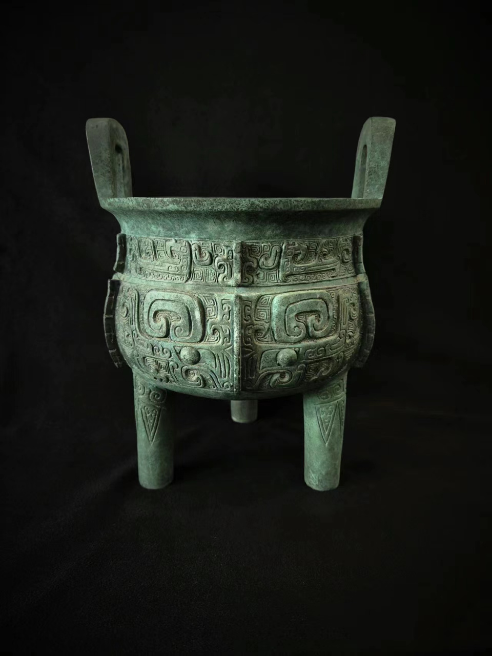 青铜器图片 朋友们,青铜器是一种由青铜合金制成的器具,在中国古代有