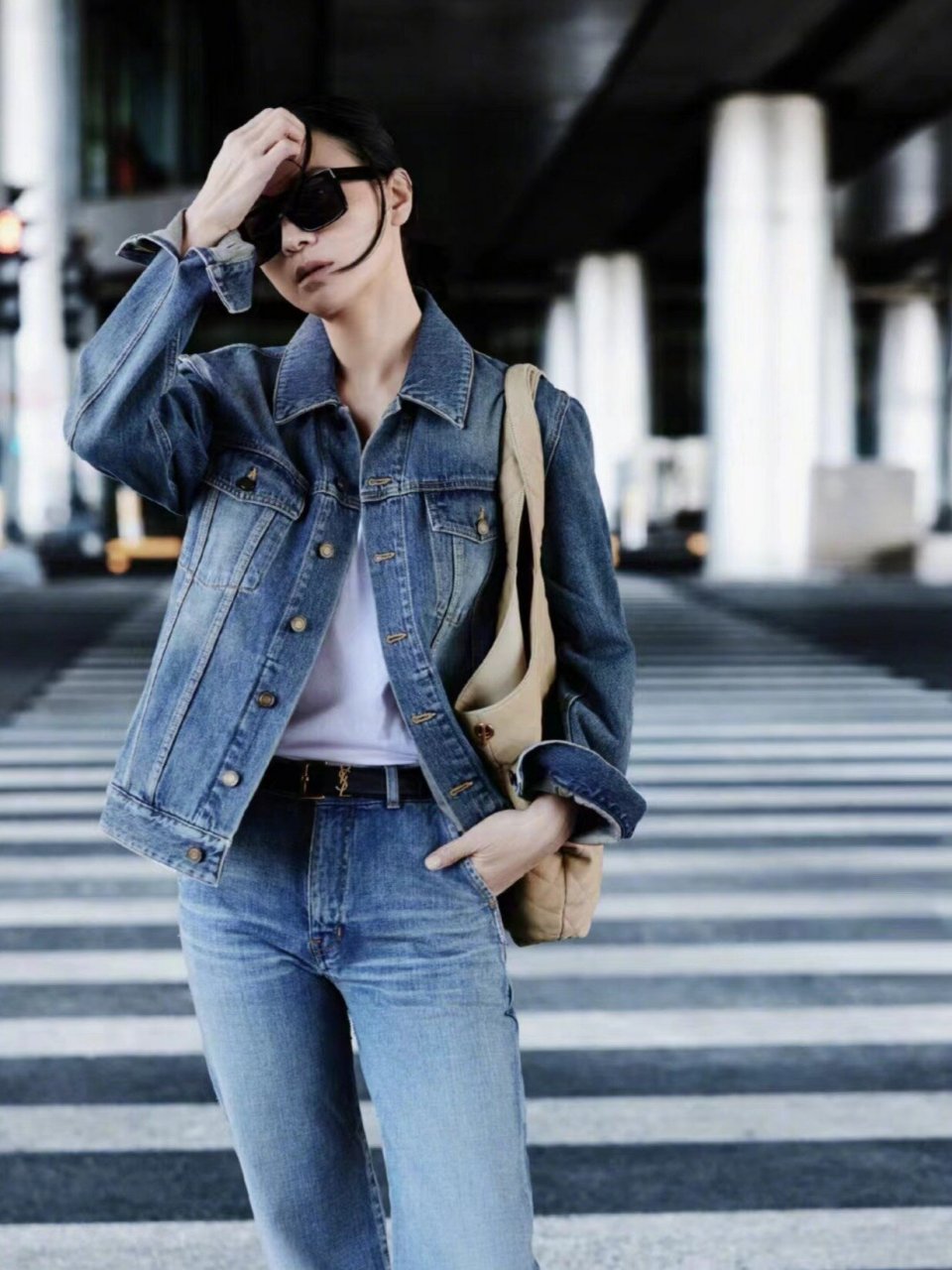 宋佳最新穿搭  不得不说,宋佳真的太会穿了99,她的这一身蓝色牛仔衣