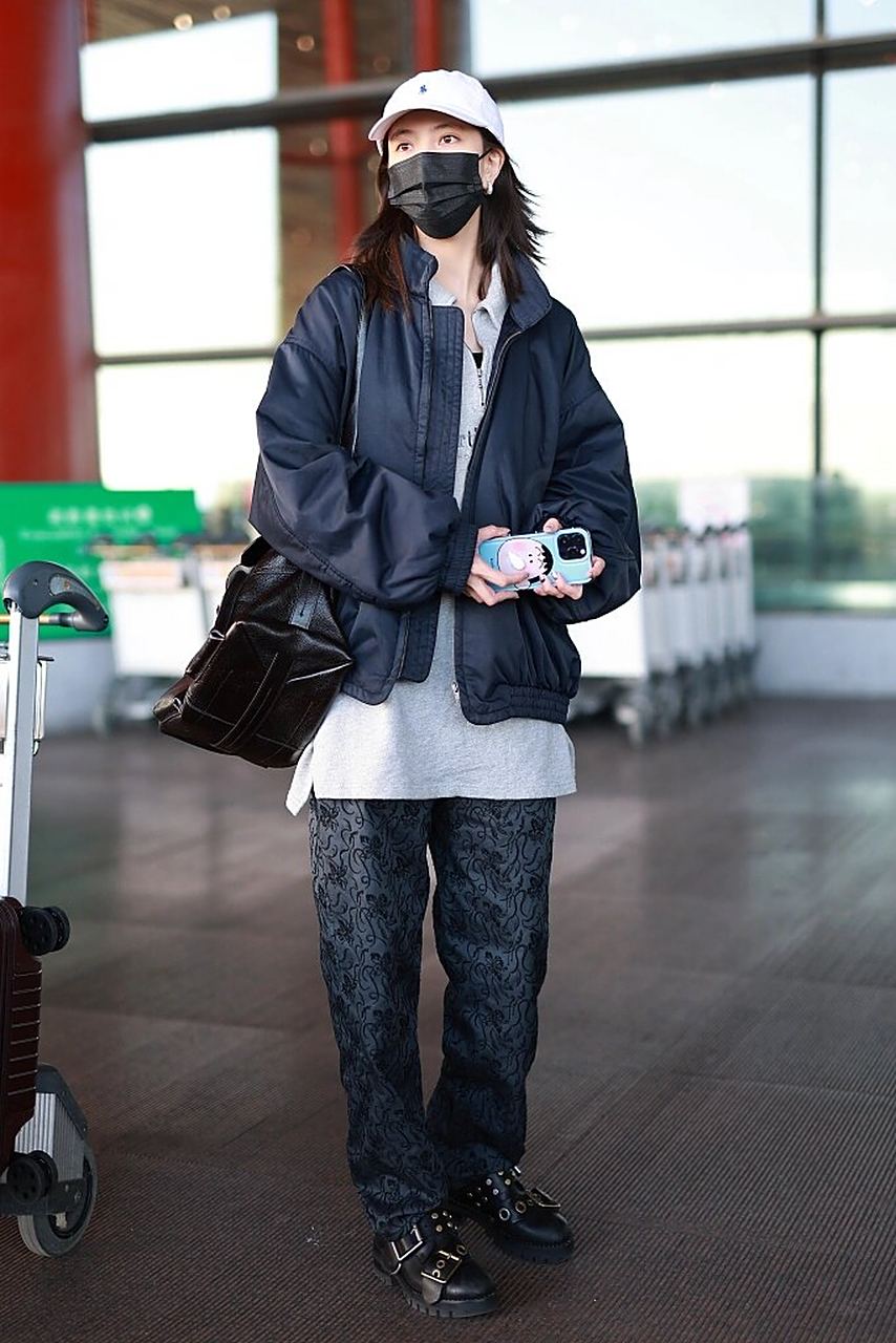 宋妍霏衣品很好呀,随便一床就很有型  宋妍霏的机场街拍真的太帅了!