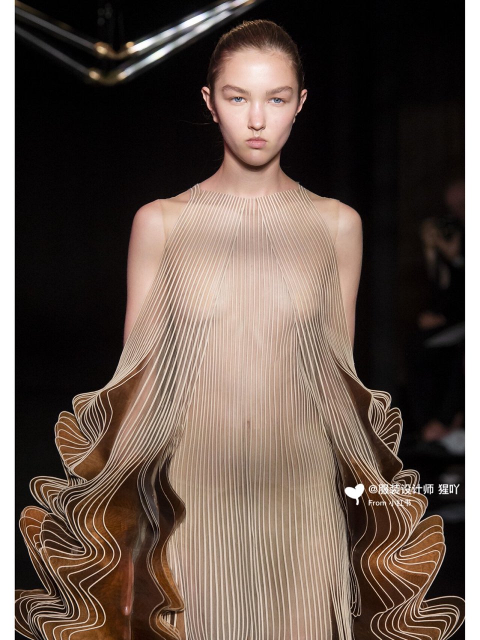 van herpen且听风吟|高定  ris van herpen 是一位年轻又有才华的女性