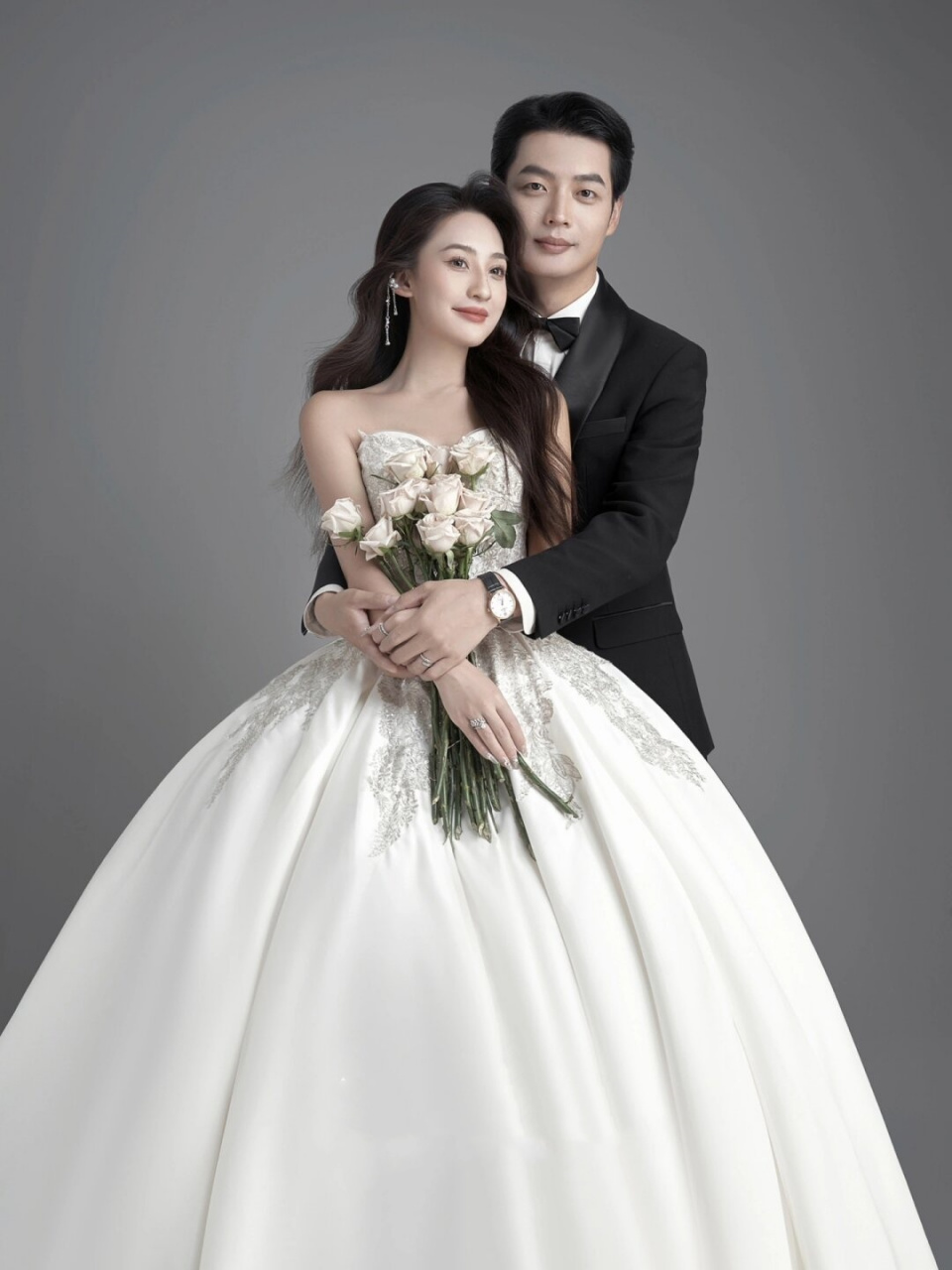 一见倾心的室内极简主纱婚纱照  新娘身着端庄高贵的抹胸缎面婚纱,再