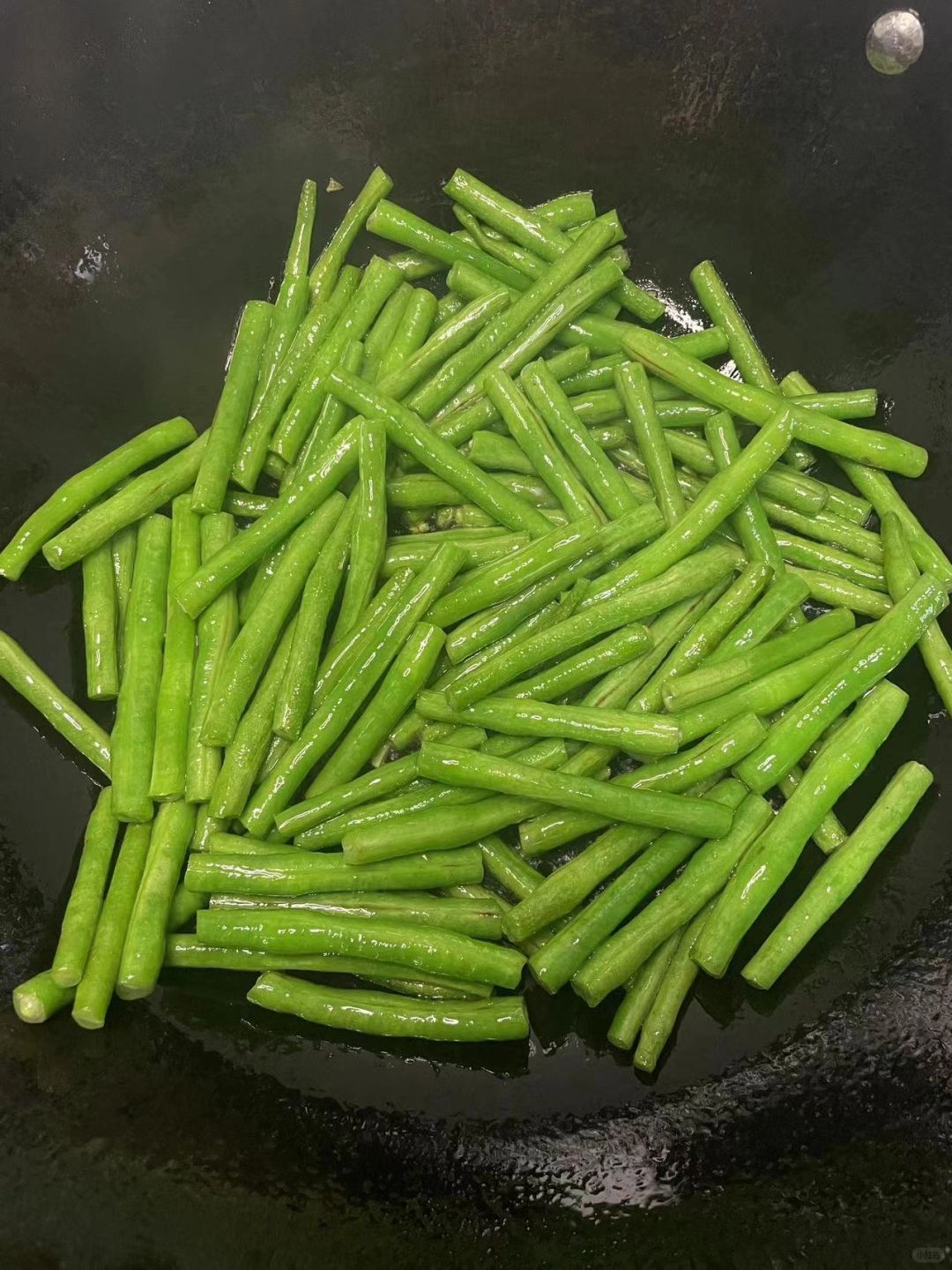 再配上大蒜和干辣椒就能炒出这道美味佳干煸豆角的家常做法不加辣椒