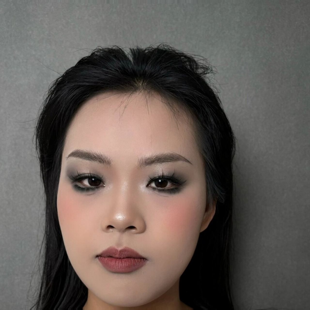 今日烟熏妆容小姐姐 好漂亮  96烟熏妆一直是时尚界的宠儿,它能够让