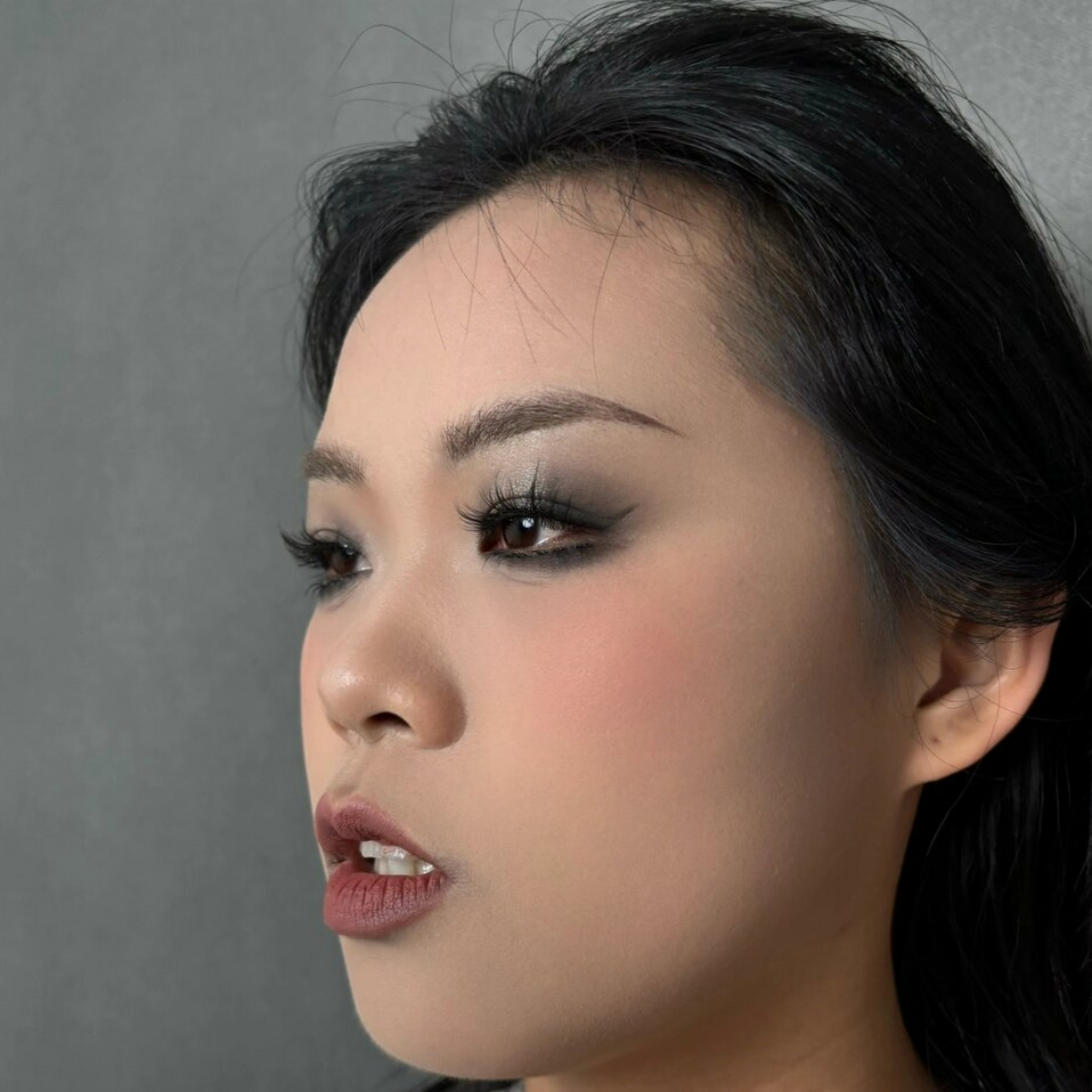 今日烟熏妆容小姐姐 好漂亮  96烟熏妆一直是时尚界的宠儿,它能够让