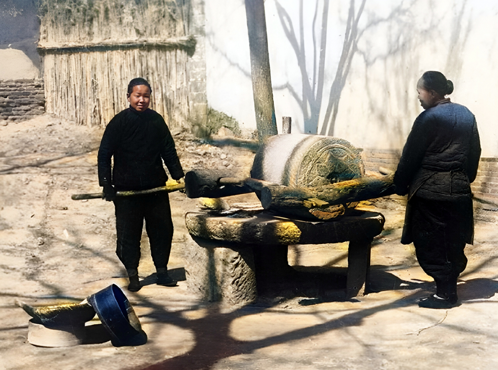 这个碾子出奇的大,转一圈赶得上其他小碾子转多圈