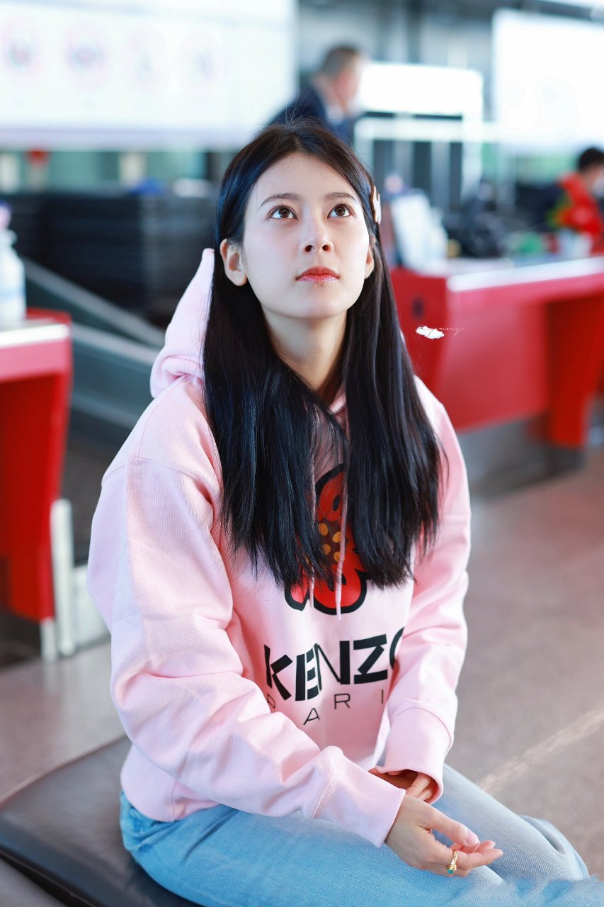 赵昭仪巴黎时装周 她的好审美我超期待  赵昭仪这身机场私服也太好看