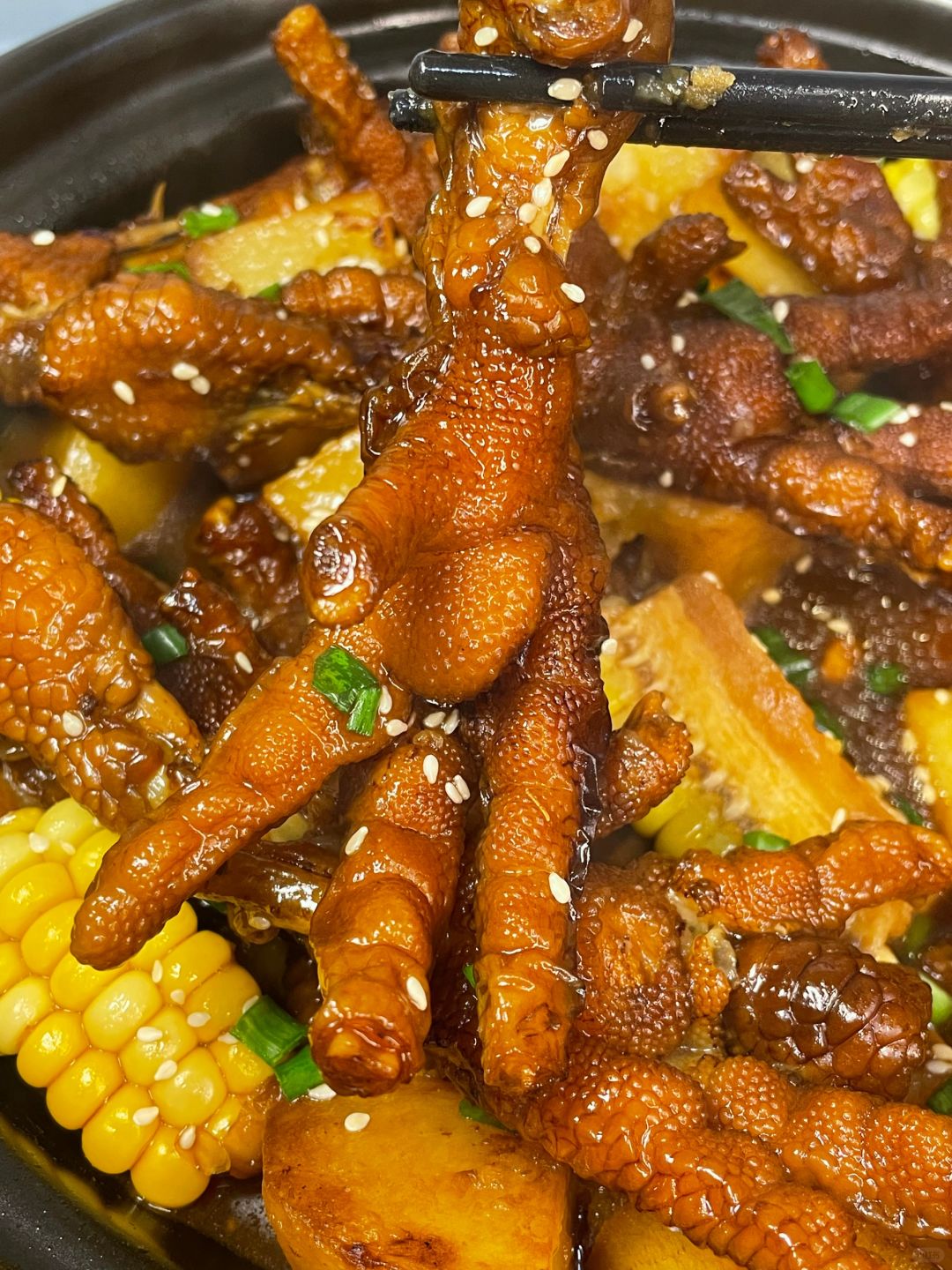 鸡爪软烂脱骨,每一口都能感受到满满的胶原蛋白.