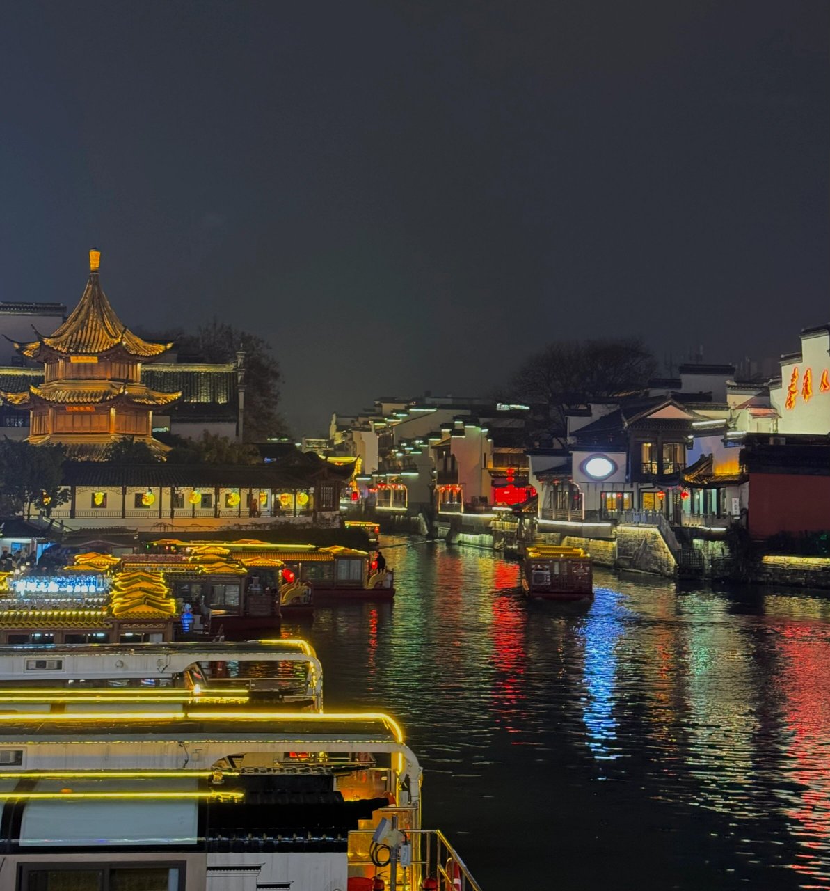 金陵夜景 让我沉醉其中  金陵,这座充满历史底蕴的城市,每当夜幕降临