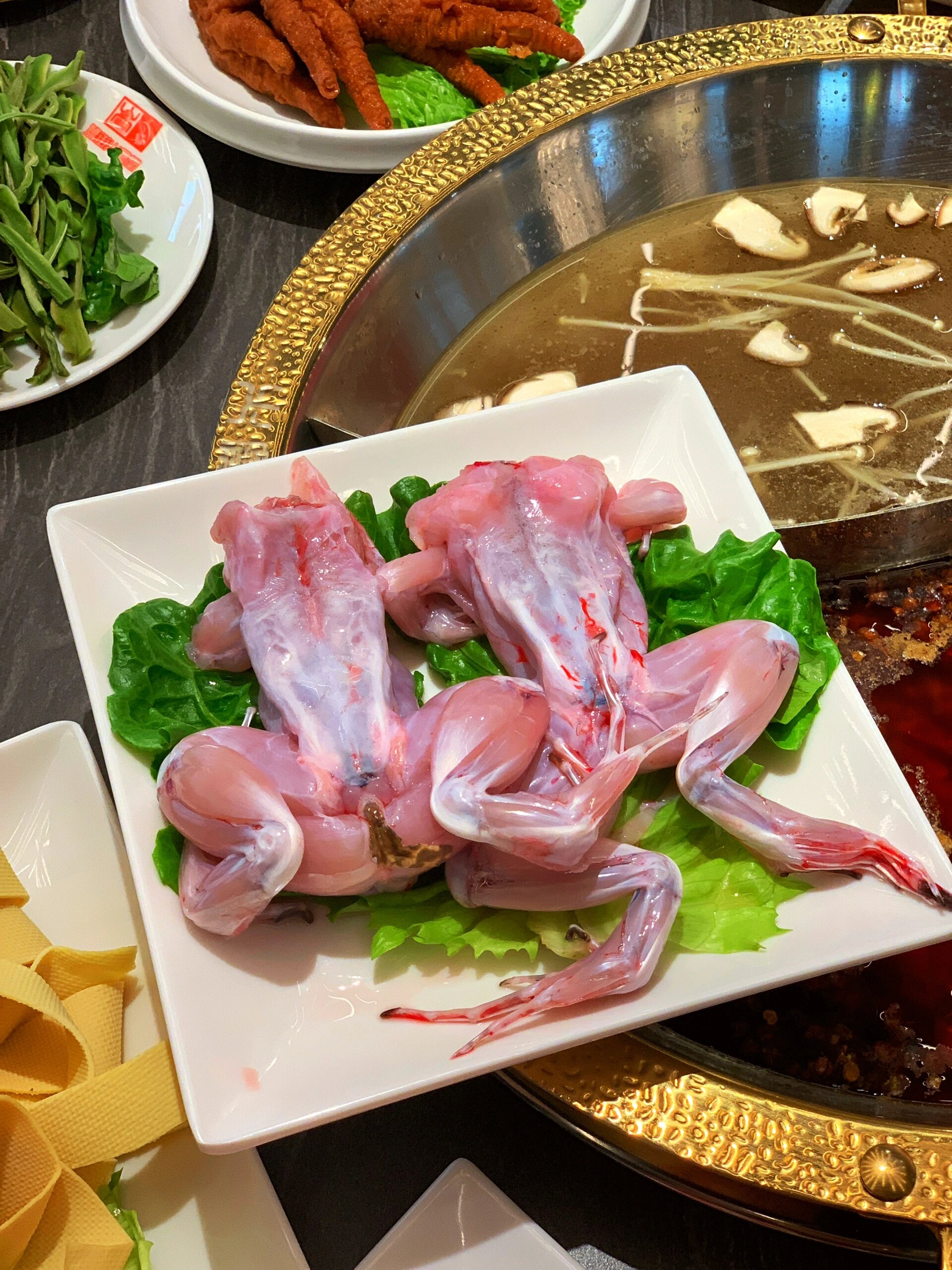 摆盘牛蛙块摆盘图片火锅店牛蛙两支摆盘张图片火锅店牛蛙摆盘图片大全