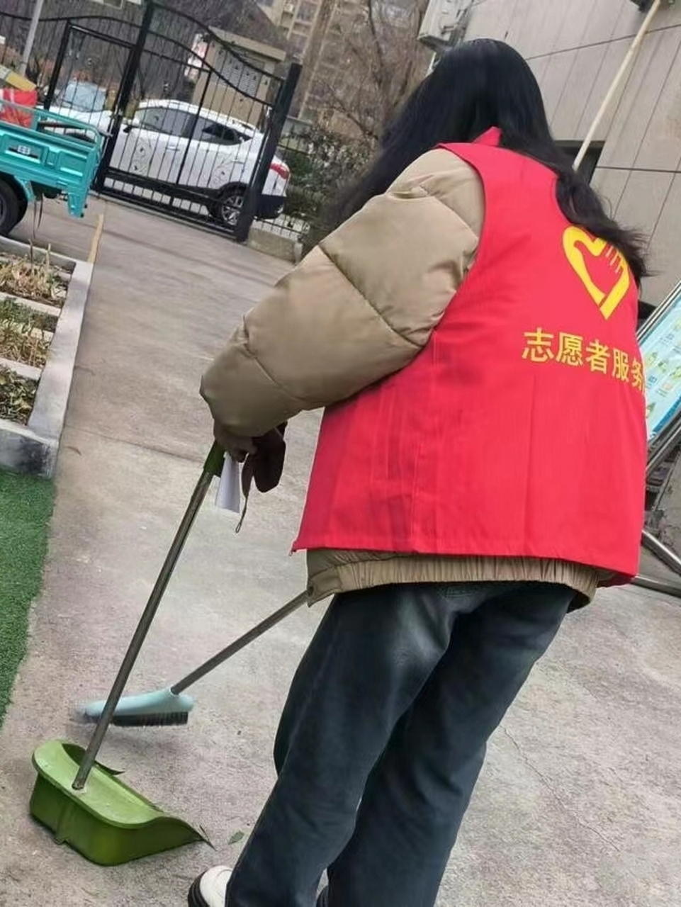 社会实践图片背影女生 前不久跟朋友们一起去做了社会实践活动,拍了