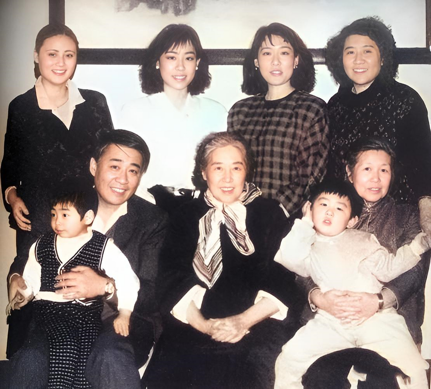 90年代,王光美一家人的全家福合影,儿子一脸阳光,儿媳长相俊俏!