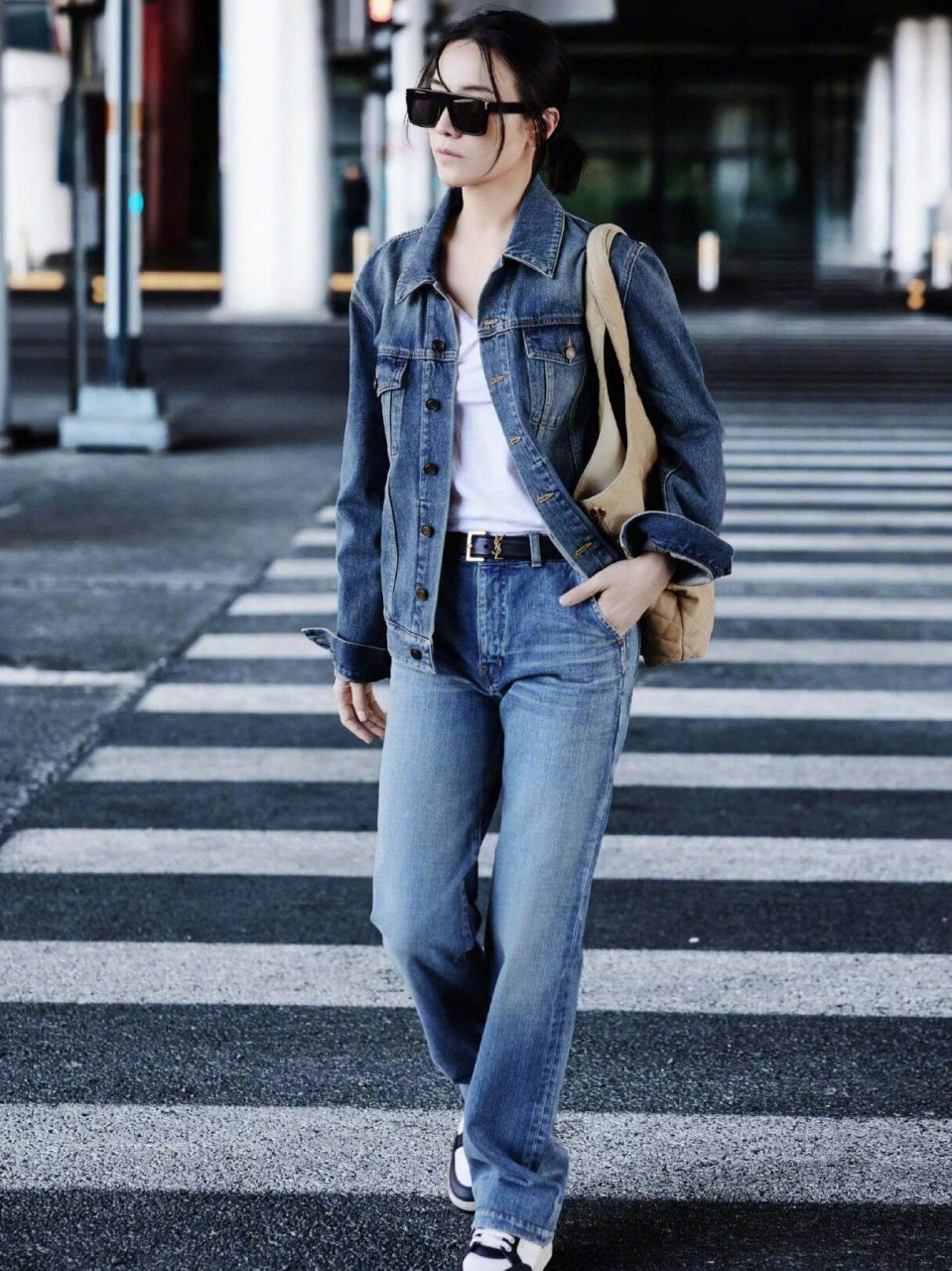 宋佳最新穿搭  不得不说,宋佳真的太会穿了99,她的这一身蓝色牛仔衣