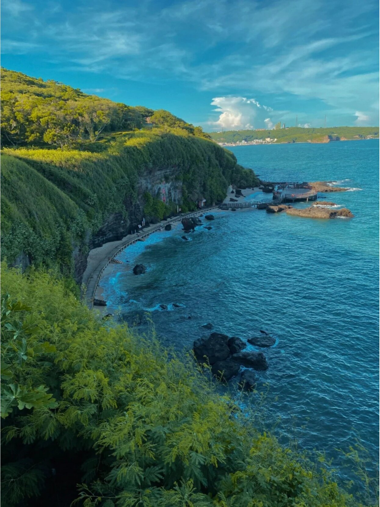 涠洲岛,位于北部湾海域,与北海银滩相望,总面积约25