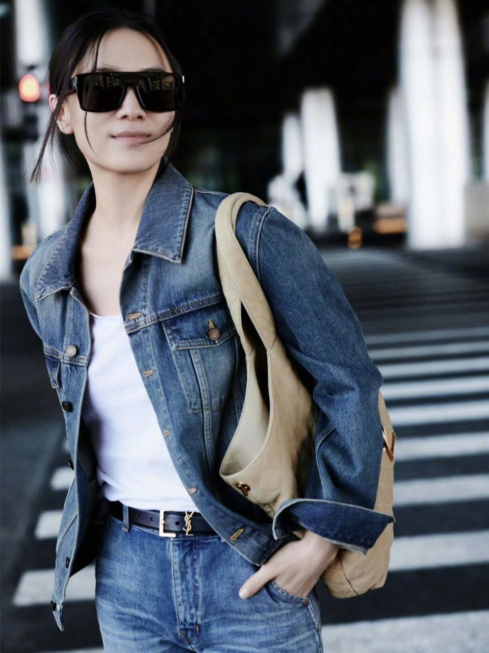 宋佳最新穿搭  不得不说,宋佳真的太会穿了99,她的这一身蓝色牛仔衣