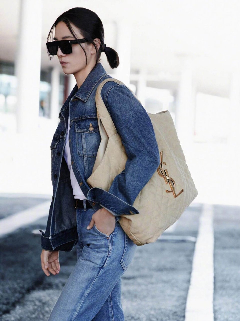 宋佳最新穿搭  不得不说,宋佳真的太会穿了99,她的这一身蓝色牛仔衣