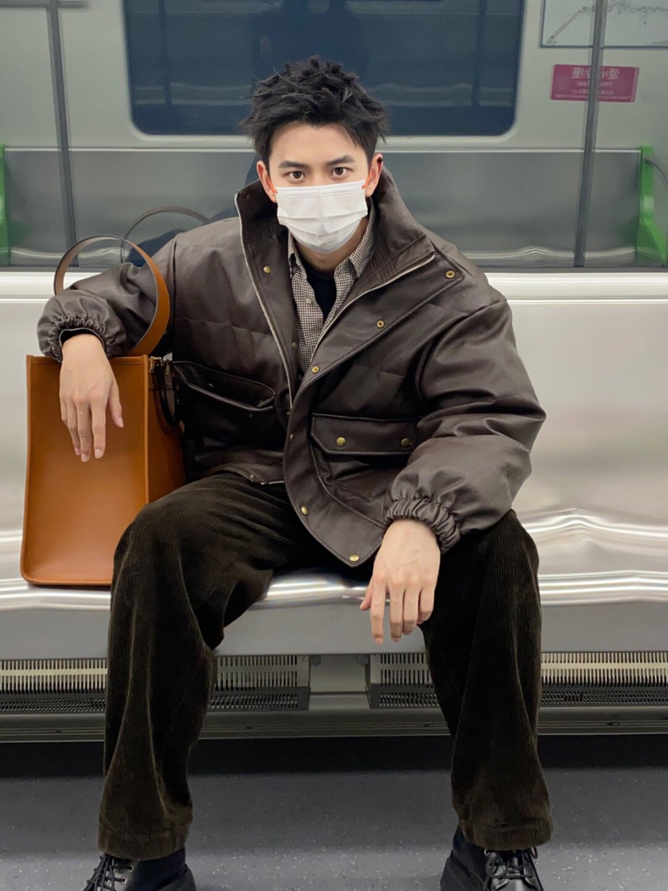 港风复古穿搭  对于追求时尚的男生们来说,港风复古穿搭无疑是最佳