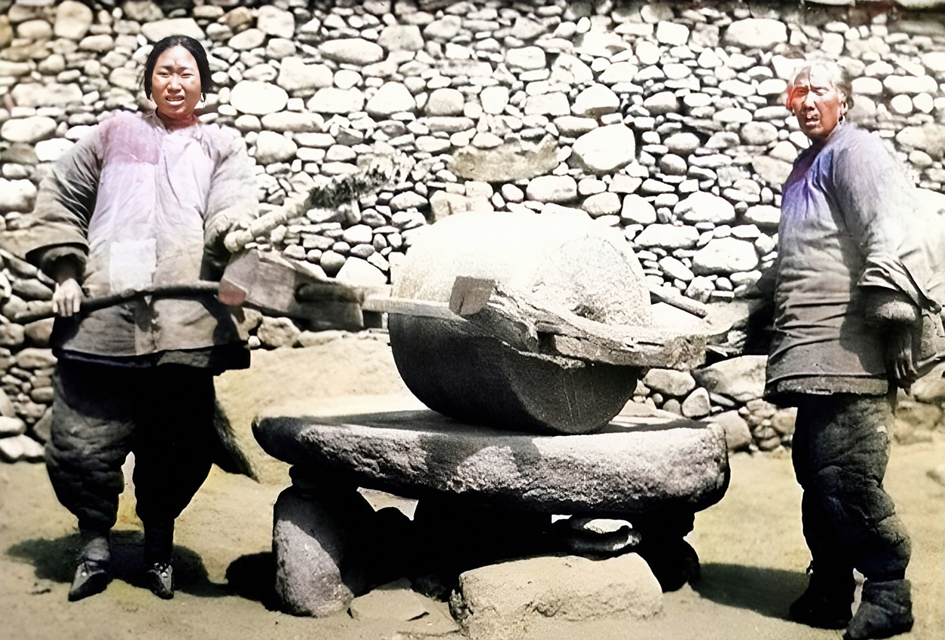 民国,北方农村妇女忙碌着推碾子