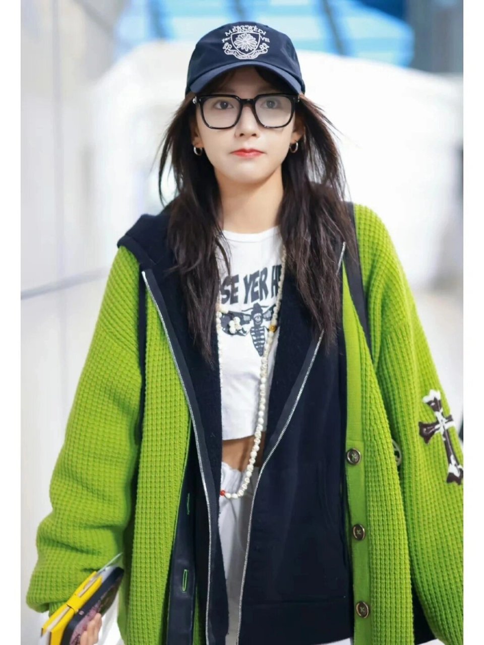 程潇戴着黑色的棒球帽和眼镜00,酷劲儿十足.