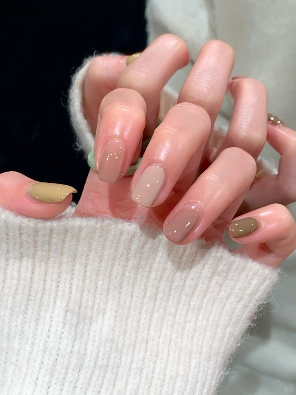 春夏温柔裸色通勤跳色美甲  💖日常温柔奶茶跳色美甲搭配,简约干净