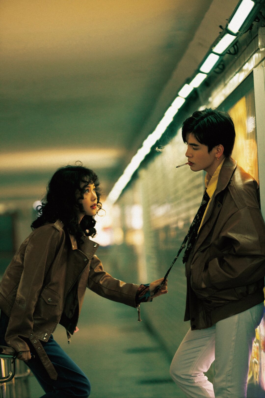 那就来一场复古港风情侣胶片拍摄吧!