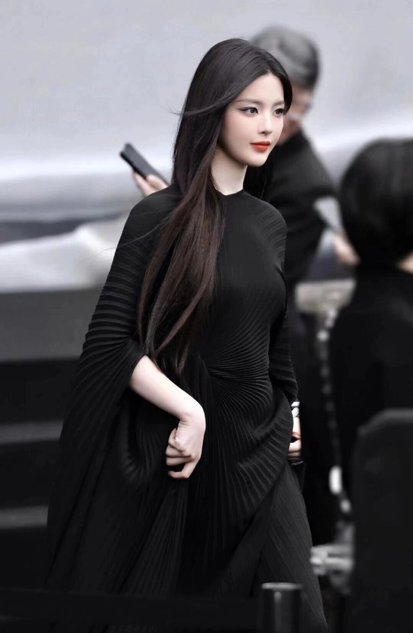 杨超越巴黎时尚周大片  这次的杨超越可谓是气场全开95!