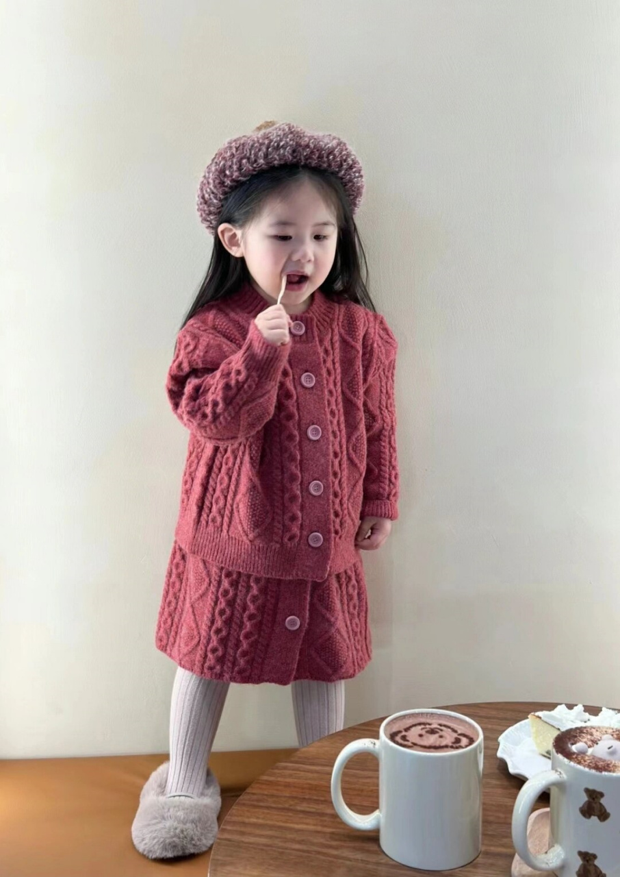 两岁的小朋友怎么会穿～  哎呀,看看这个两岁的小家伙,怎么会穿衣服呢