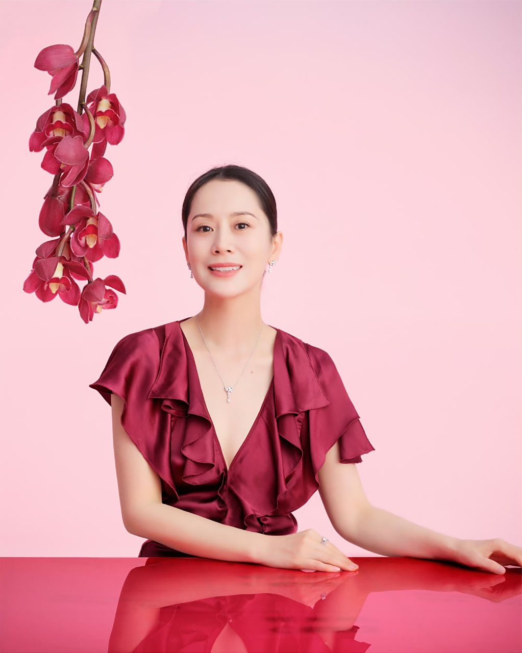 海清一身酒红色礼服,比花娇艳