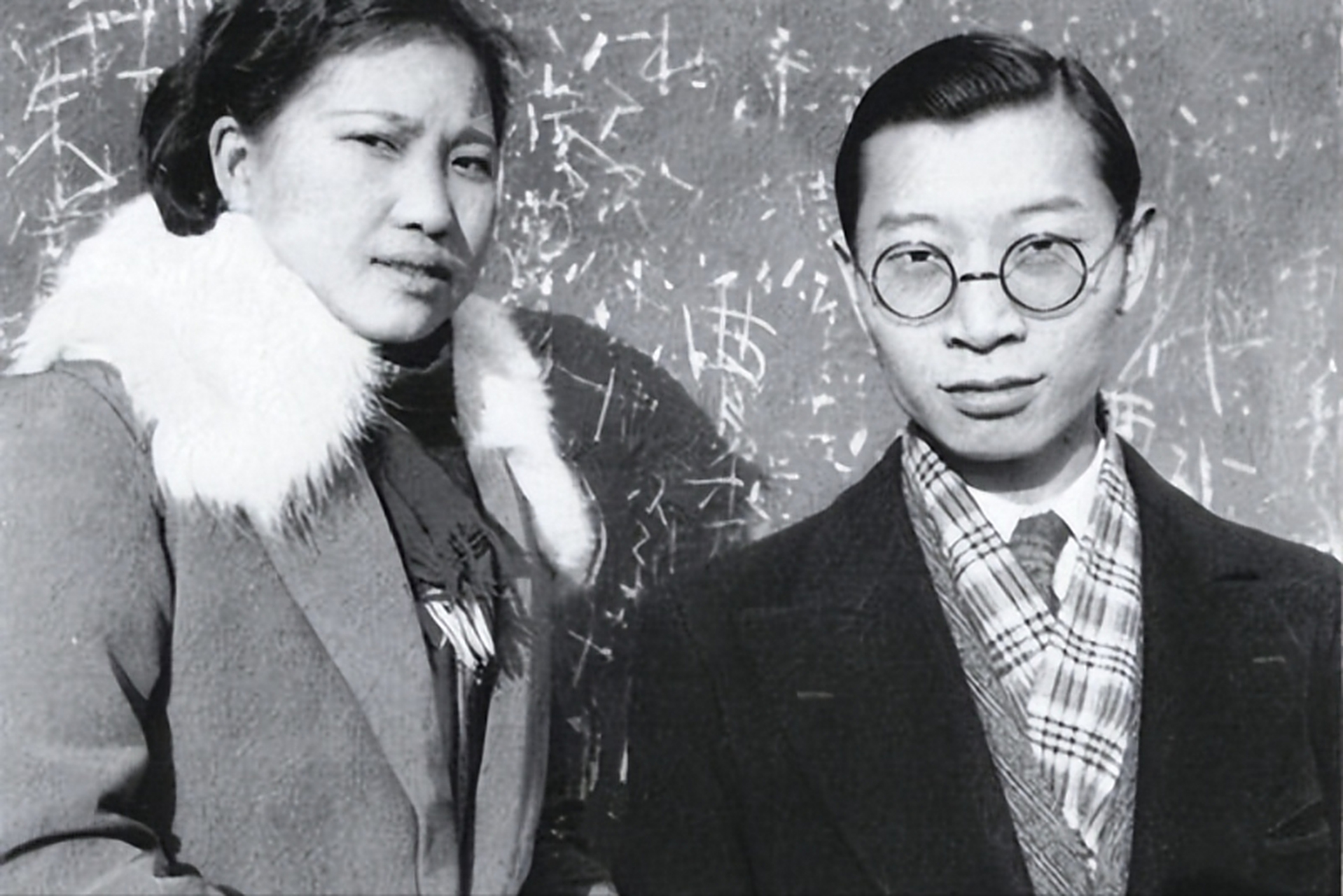 1939年,傅雷在书房里与情人秘密约会,突然间,门轻轻推开,他的妻子